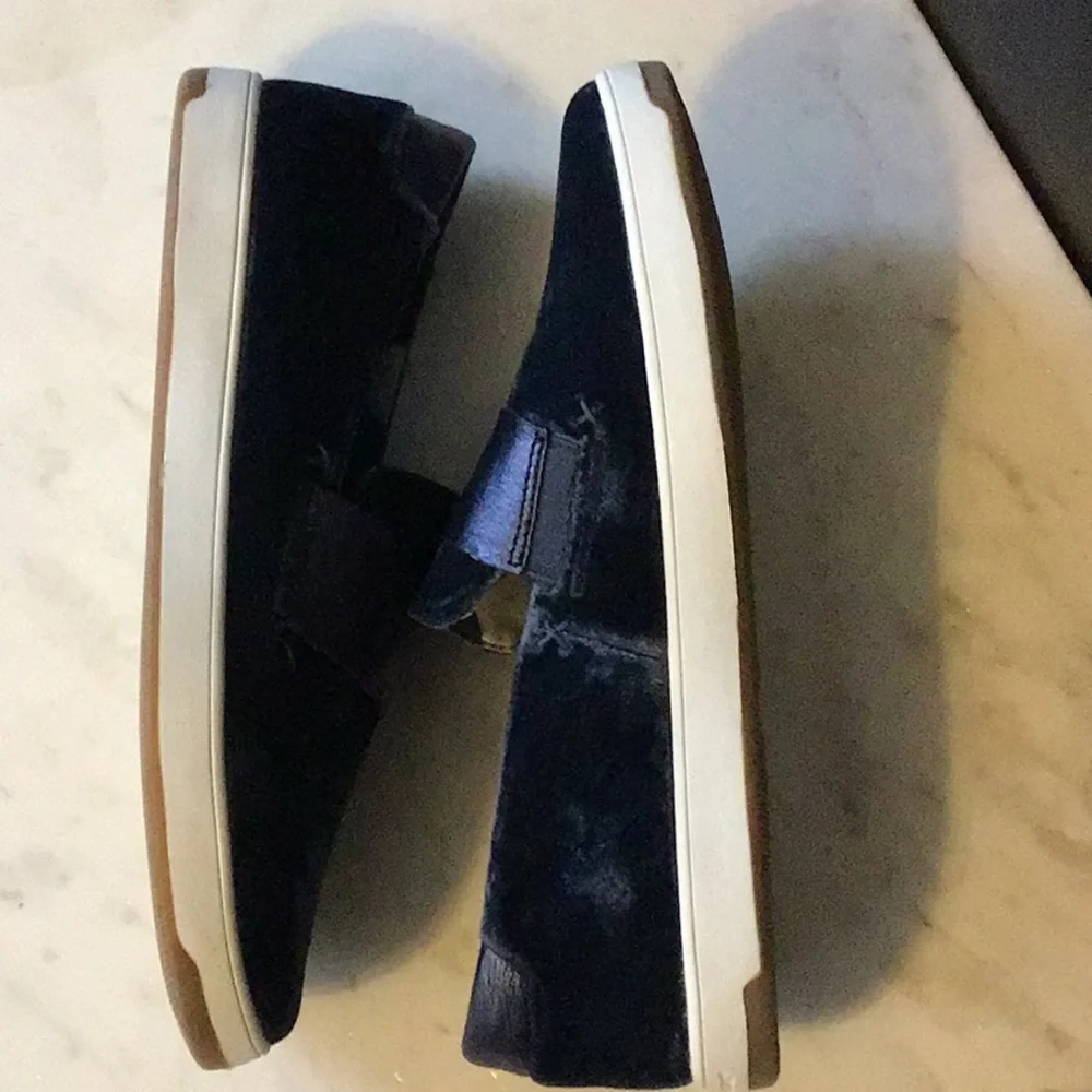 NWOT Tommy Bahama Cove Floral Relaxology Blue Slip-Ons